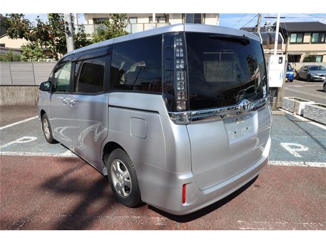 Toyota Voxy 8