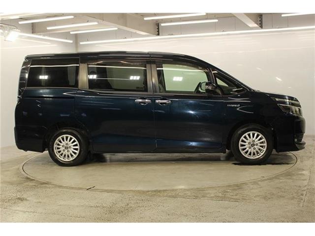 Toyota Voxy 5