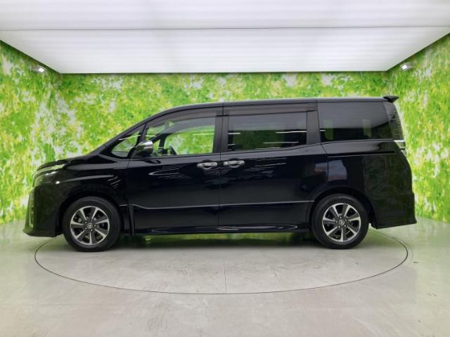 Toyota Voxy 4