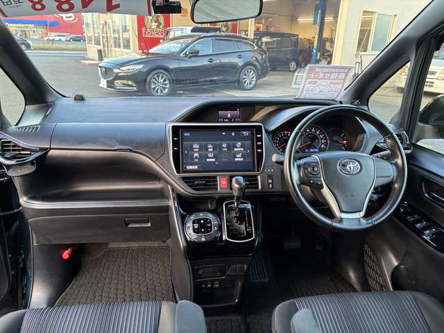 Toyota Noah 4