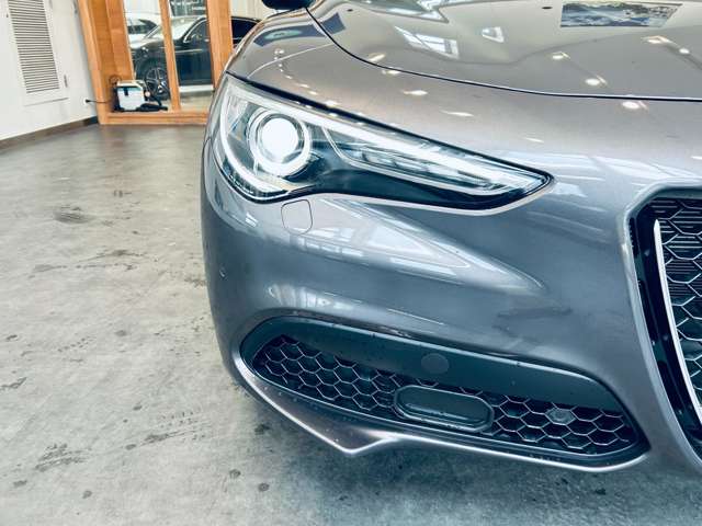 Alfa Romeo Stelvio 12