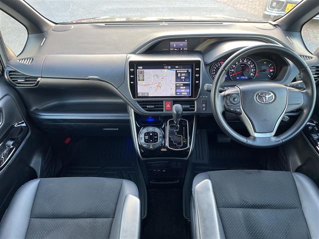 Toyota Voxy 2