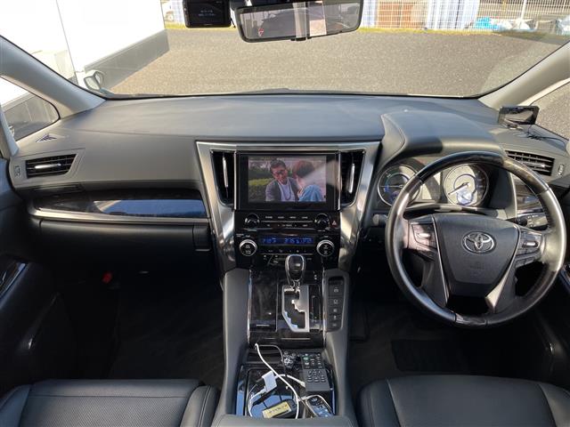 Toyota Alphard 3