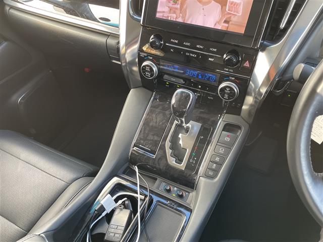 Toyota Alphard 6