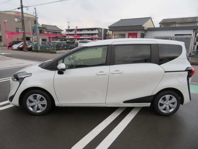Toyota Sienta 4