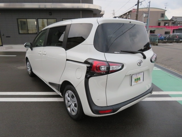 Toyota Sienta 5