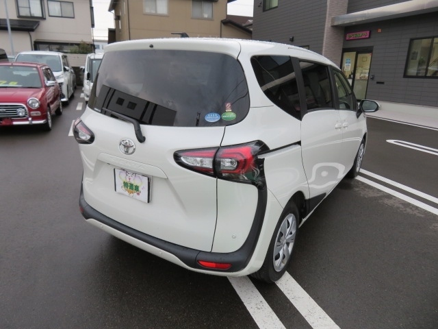 Toyota Sienta 7