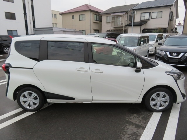 Toyota Sienta 8