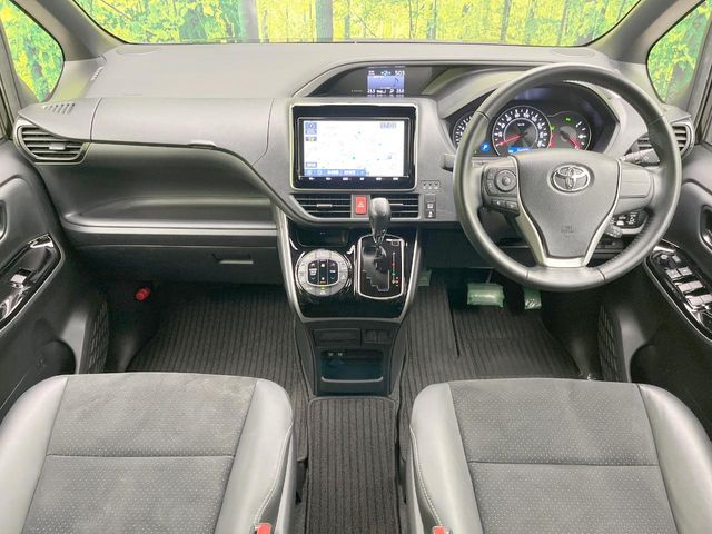 Toyota Voxy 2