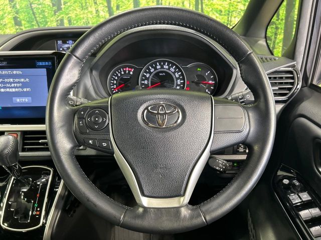 Toyota Voxy 11
