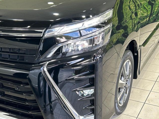 Toyota Voxy 12