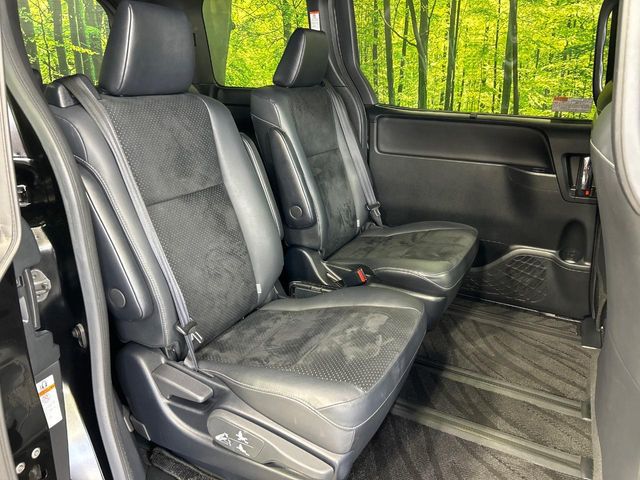 Toyota Voxy 8