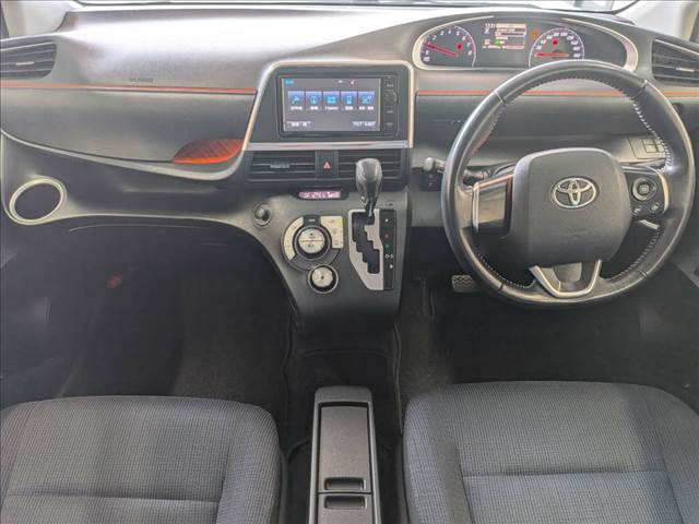 Toyota Sienta 3