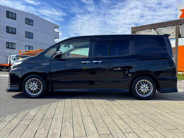 Toyota Voxy 11