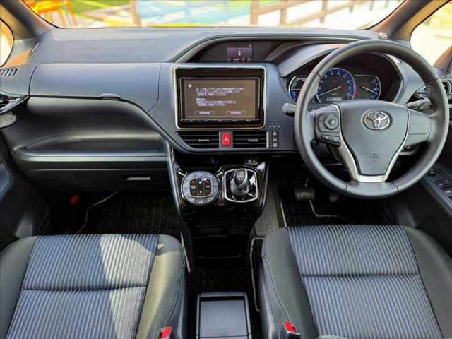 Toyota Voxy 2