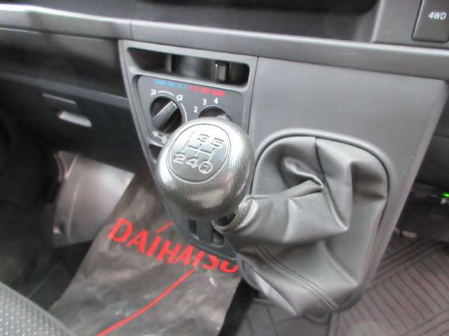 Daihatsu Hijet Cargo 12