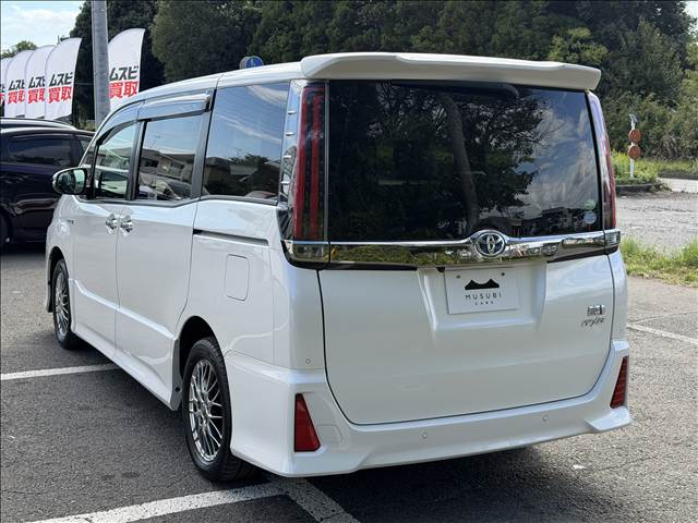 Toyota Noah 8