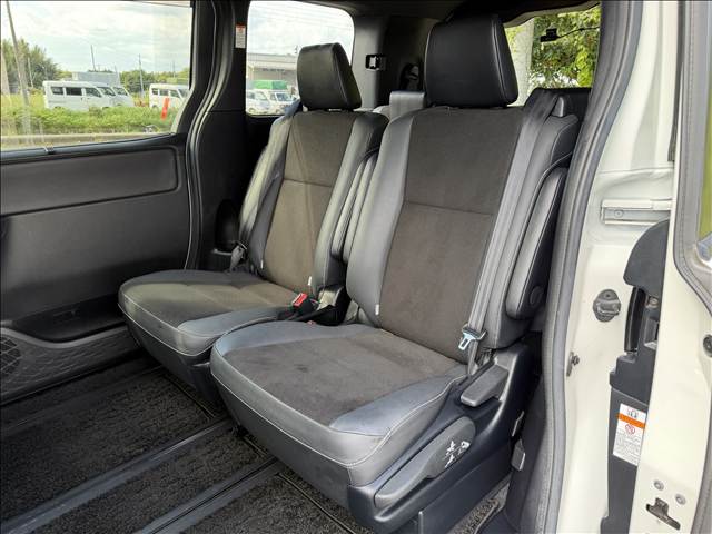 Toyota Noah 10