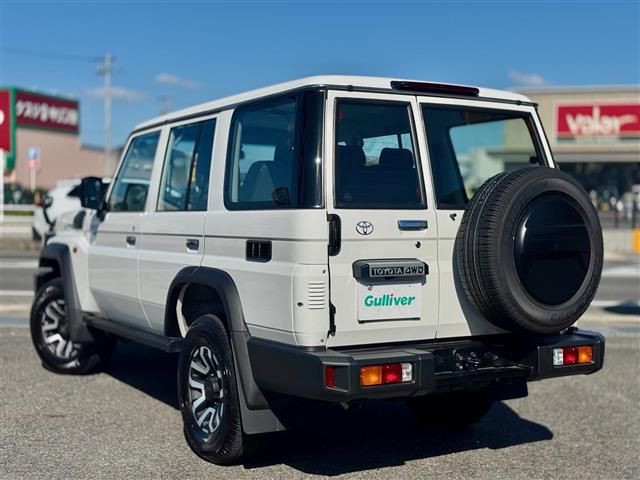Toyota Land Cruiser 70 8