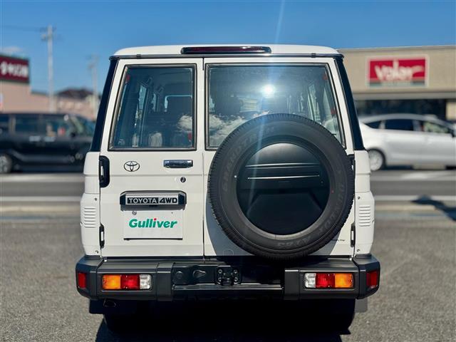 Toyota Land Cruiser 70 10