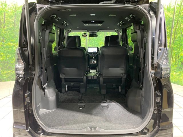 Toyota Voxy 11