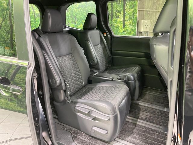 Toyota Voxy 9