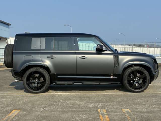 Land Rover Defender 11