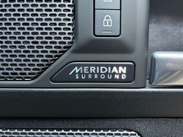 Land Rover Defender 9