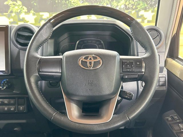 Toyota Land Cruiser 70 11
