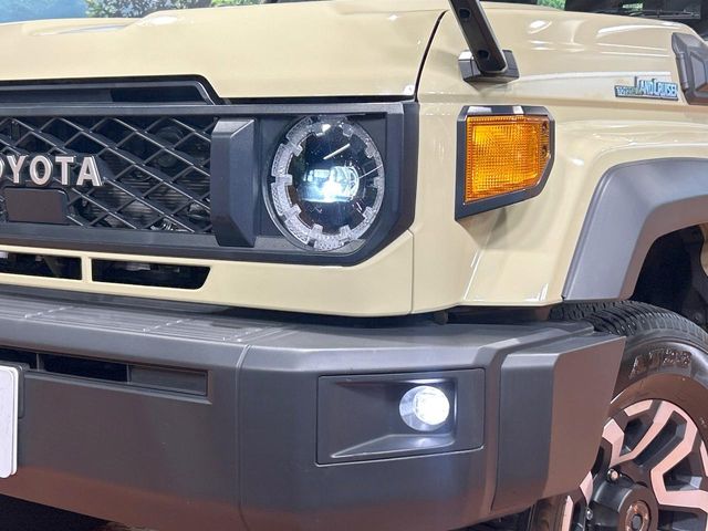 Toyota Land Cruiser 70 12