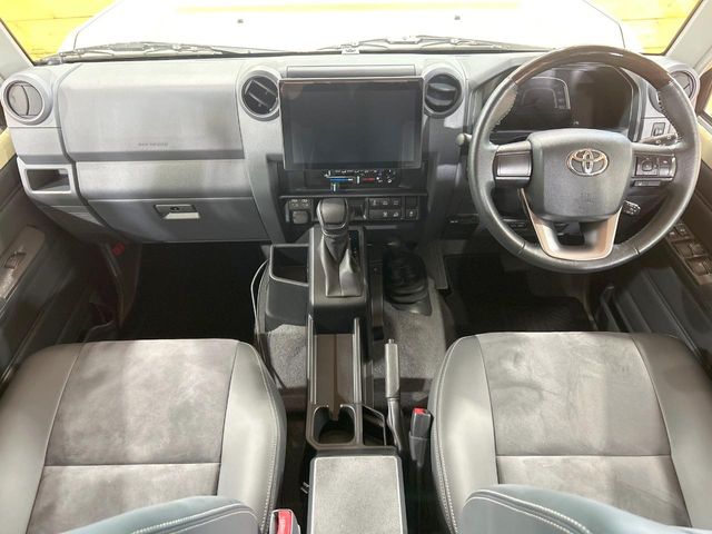 Toyota Land Cruiser 70 2