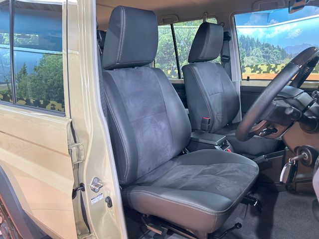 Toyota Land Cruiser 70 8