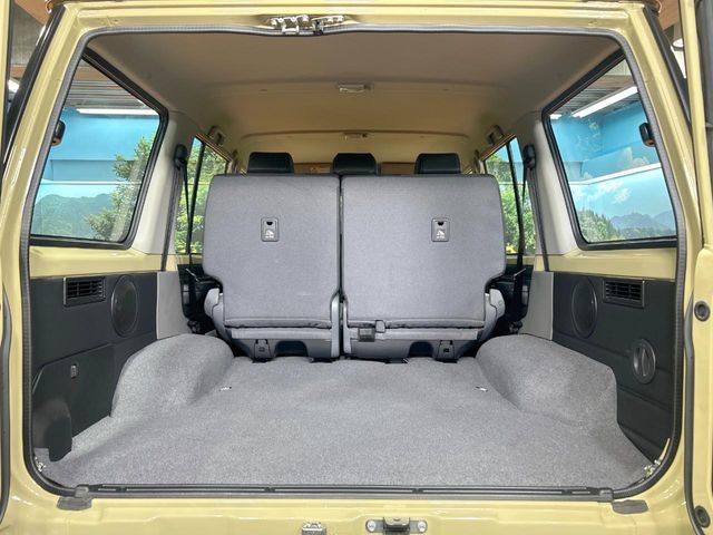 Toyota Land Cruiser 70 10