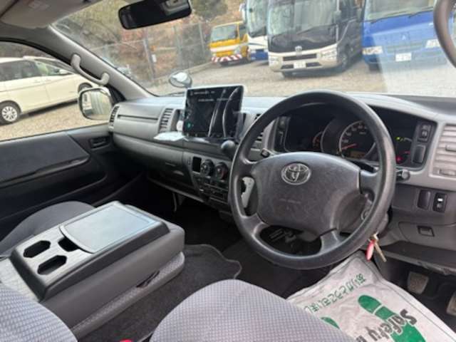 Toyota Hiace Commuter 12