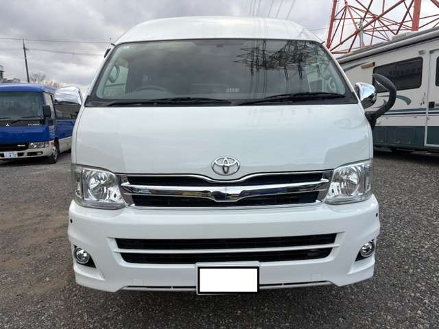 Toyota Hiace Commuter 2