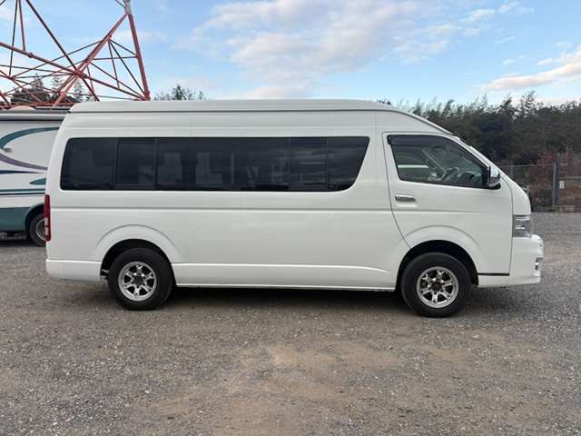 Toyota Hiace Commuter 4