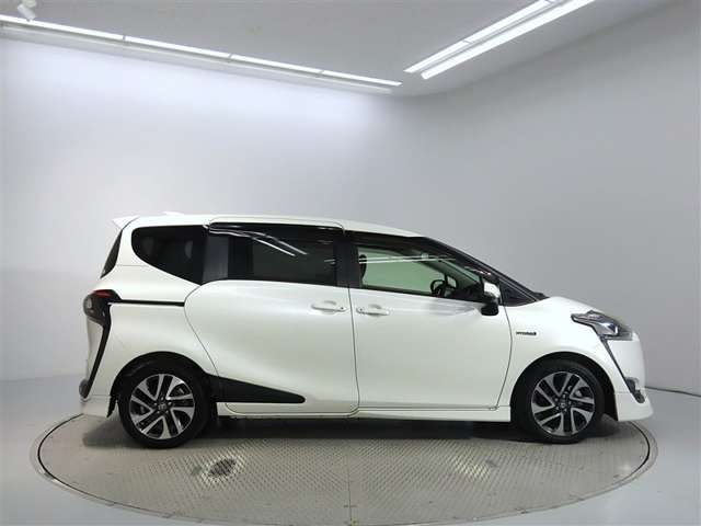 Toyota Sienta 5