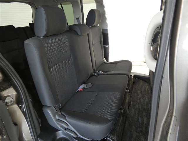 Toyota Isis 11