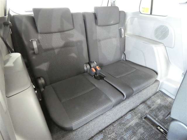 Toyota Isis 12
