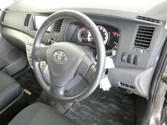 Toyota Isis 3