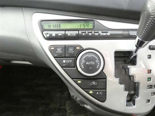 Toyota Isis 8