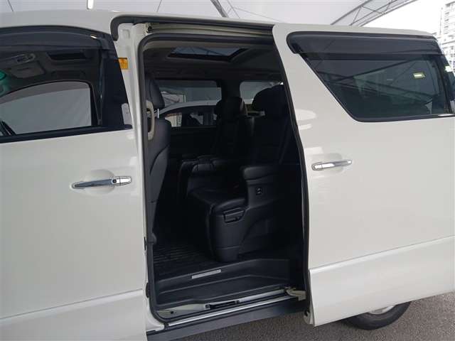 Toyota Alphard Hybrid 4