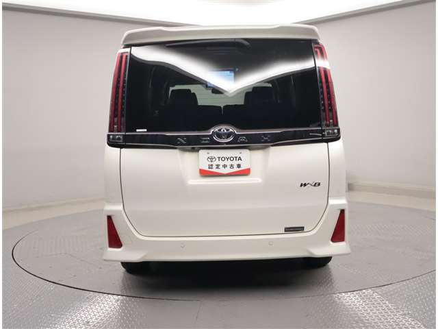 Toyota Noah 4