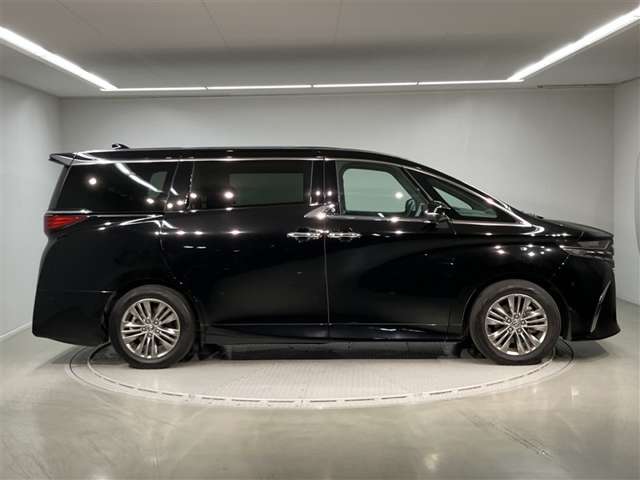 Toyota Alphard 3
