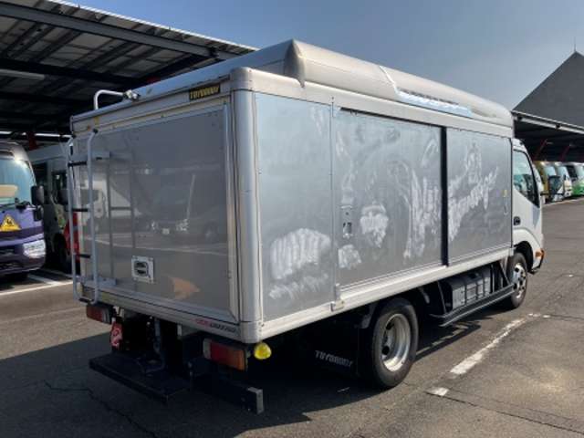 Hino Dutro 8