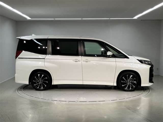 Toyota Noah 3