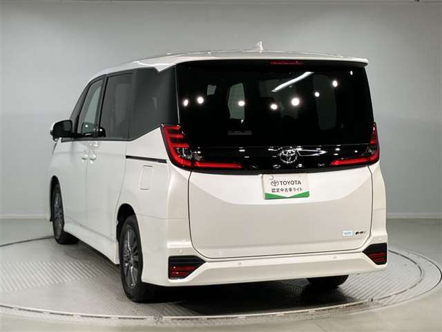 Toyota Noah 4