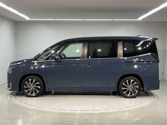 Toyota Voxy 3