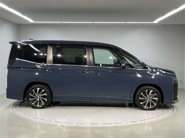 Toyota Voxy 4