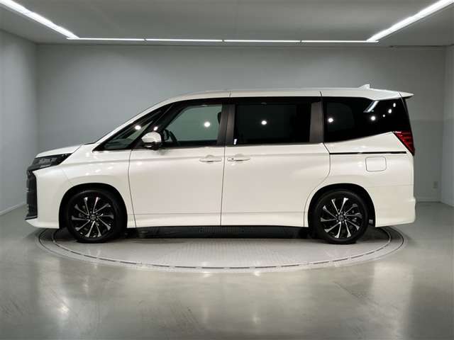 Toyota Noah 3